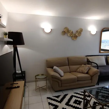 Apartment 3 Bedrooms And Salon, La Defense, 5 Min Walk Metro
