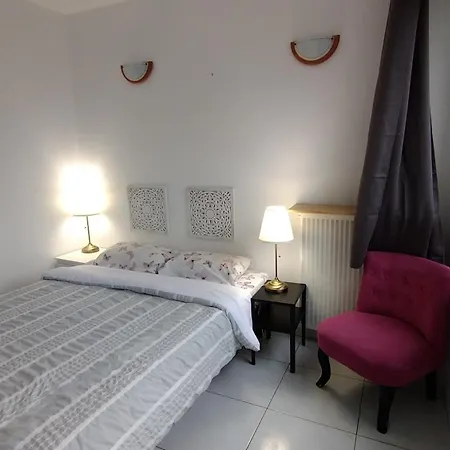 3 Bedrooms And Salon, La Defense, 5 Min Walk Metro Apartment *