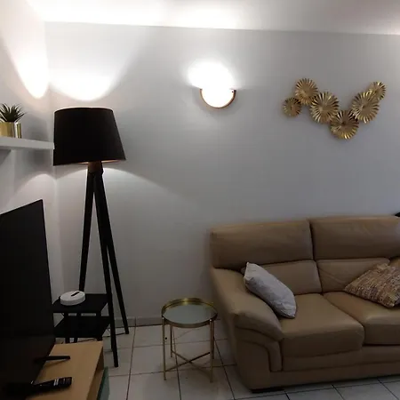 3 Bedrooms And Salon, La Defense, 5 Min Walk Metro Apartment Courbevoie