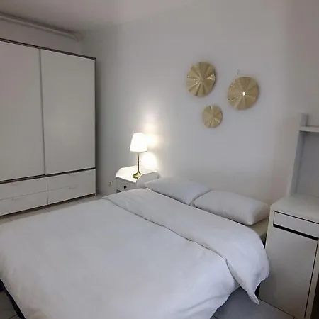 3 Bedrooms And Salon, La Defense, 5 Min Walk Metro Courbevoie