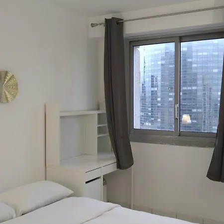 Apartment 3 Bedrooms And Salon, La Defense, 5 Min Walk Metro