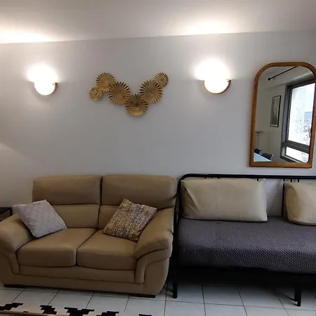 3 Bedrooms And Salon, La Defense, 5 Min Walk Metro Apartment Courbevoie