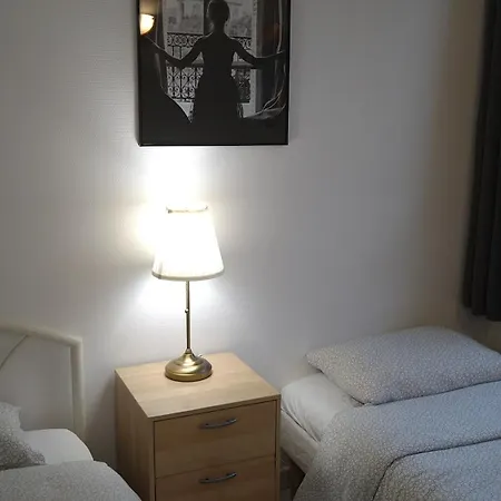 3 Bedrooms And Salon, La Defense, 5 Min Walk Metro