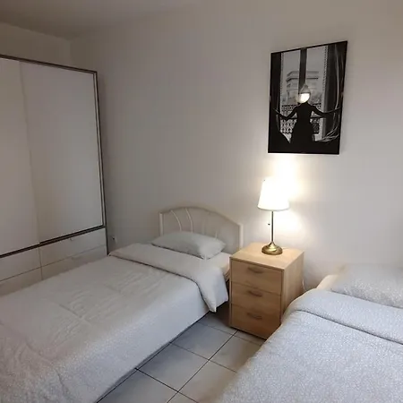 Apartment 3 Bedrooms And Salon, La Defense, 5 Min Walk Metro Courbevoie