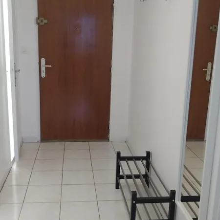 3 Bedrooms And Salon, La Defense, 5 Min Walk Metro Apartment *