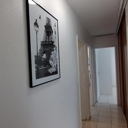 3 Bedrooms And Salon, La Defense, 5 Min Walk Metro Apartment Courbevoie