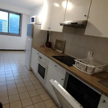 3 Bedrooms And Salon, La Defense, 5 Min Walk Metro Apartment