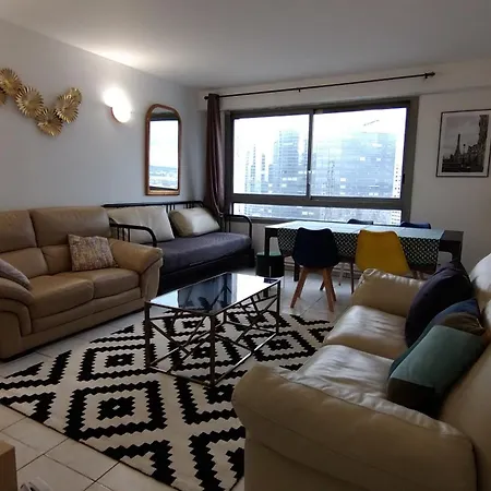 3 Bedrooms And Salon, La Defense, 5 Min Walk Metro Apartment *