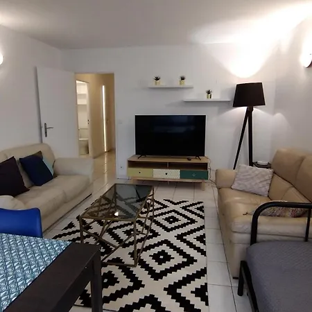 Apartment 3 Bedrooms And Salon, La Defense, 5 Min Walk Metro *