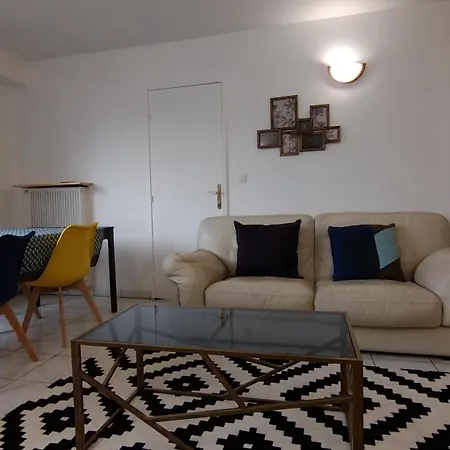 3 Bedrooms And Salon, La Defense, 5 Min Walk Metro Apartment *