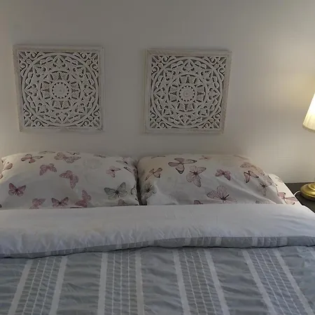 3 Bedrooms And Salon, La Defense, 5 Min Walk Metro Apartment Courbevoie