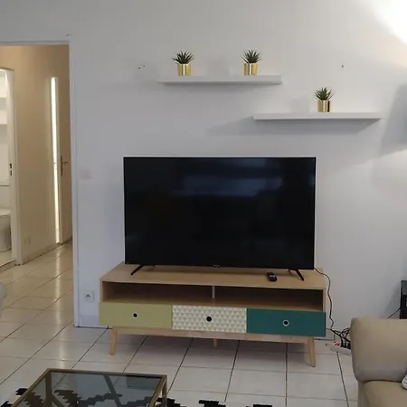 3 Bedrooms And Salon, La Defense, 5 Min Walk Metro Apartment