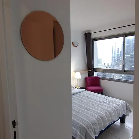 Apartment 3 Bedrooms And Salon, La Defense, 5 Min Walk Metro