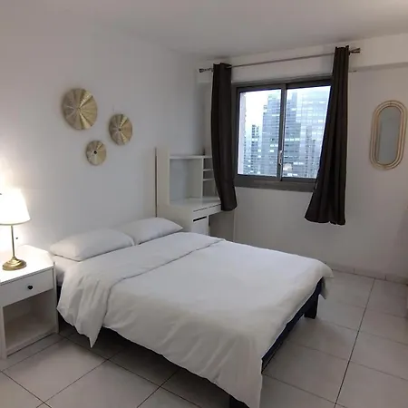 3 Bedrooms And Salon, La Defense, 5 Min Walk Metro Apartment *